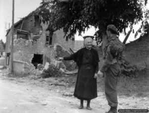 16 juin 1944 : le sergent L. Desrosiers du Régiment de la Chaudière en pleine discussion avec Marie Lesage à Rots. Photo : US National Archives