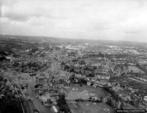 28 juillet 1944 : vue aérienne de la ville de Saint-Lô. Photo : US National Archives