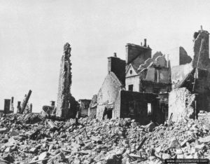 Les ruines de l’immeuble Dalbecourt à Valognes. Photo : US National Archives