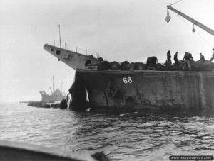 L’USS Pinon chargé de relever un filet métallique anti-sous-marins allemand à Cherbourg. Photo : US National Archives