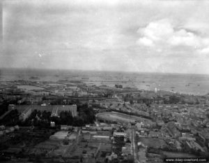 Vue aérienne de la ville et du port de Cherbourg. Photo : US National Archives
