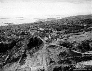 Vue aérienne du fort du Roule de Cherbourg. Photo : US National Archives