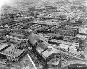 Photographie aérienne de l'arsenal du port de Cherbourg. Photo : US National Archives