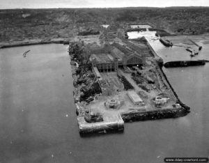 Vue aérienne de la gare maritime à Cherbourg. Photo : US National Archives