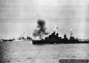 25 juin 1944 : le HMS Glasgow et en arrière plan l’USS Quincy devant Cherbourg. Photo : US National Archives