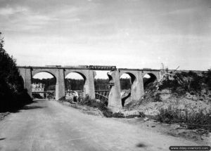 Réparations du viaduc de la ligne de chemin de fer Caen-Lamballe sur la Soulle, grâce à la mise en place d'un élément Bailey, dans le secteur de Coutances. Photo : US National Archives