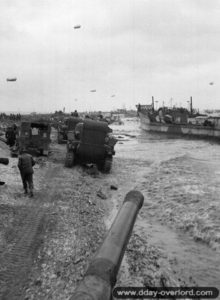 7 juin 1944 : colonne de chars Sherman appartenant à l'escadron C du 3rd County of London Yeomanry après leur débarquement sur Gold Beach. Photo : IWM