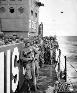 Des personnels de la 90th Infantry Division à bord du LCI(L)-326 en direction d'Utah Beach. Photo : US National Archives