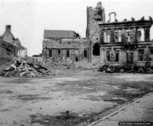 Les bâtiments en ruine aux abords de l’église Saint Jacques de Montebourg. Photo : US National Archives