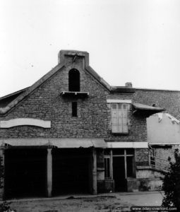 Un bâtiment utilisé par la 6th Engineer Special Brigade comme poste de commandement à Omaha Beach. Photo : US National Archives