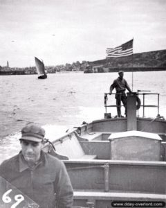 Une vedette américaine quitte le port de Port-en-Bessin et s'éloigne d'un bateau de pêche. Photo : US National Archives
