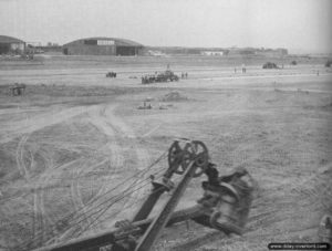 Juillet 1944 : les travaux d’aménagement de l’aérodrome ALG A-23C de Querqueville par les sapeurs américains du 850th Engineer Aviation Battalion. Photo : US National Archives