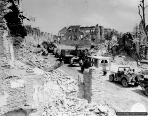 29 juillet 1944 : un convoi américain traversant la rue Torteron à Saint-Lô. Photo : US National Archives