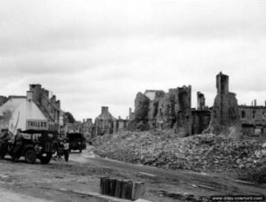 Les ruines de la place Vicq d’Azir à Valognes. Photo : US National Archives