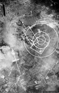 Vue aérienne de Cherbourg avec les repérages des bombardements centrés sur le Fort du Roule. Photo : US National Archives