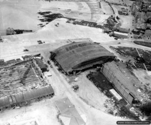 Vue aérienne de la base aéronavale de la Vigie de l'Onglet à Cherbourg. Photo : US National Archives