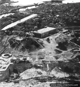 Vue aérienne du Fort du Roule à Cherbourg. Photo : US National Archives