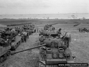 7 juin 1944 : une colonne de chars Sherman et Firefly quittent Gold Beach pour rejoindre leur point de regroupement. Photo : IWM