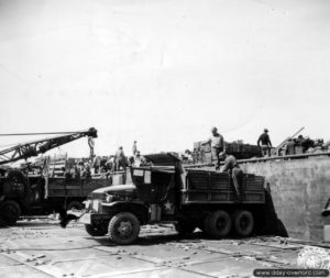 Déchargement de matériel sur des camions à bord d'un ponton rhino-ferry à Omaha Beach. Photo : US National Archives