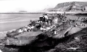 L'épave d'une canonnière allemande après les combats à marée basse à Port-en-Bessin. Photo : IWM