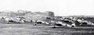 En 1940, l’aérodrome de Querqueville occupé par les forces aériennes allemandes avec des Bf-109E3-3 de la JG2. Photo : Bundesarchiv