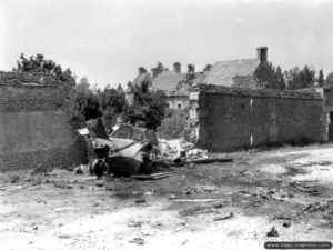 L'épave d'une auto-mitrailleuse Daimler Armored Car Lynx canadienne dans Rots. Photo : US National Archives