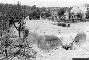 Le bunker servant de relais téléphonique aux Allemands, inutilisable suite au sabotage réalisé par la résistance (équipe Crouzeau) à Saint-Lô. Photo : US National Archives