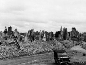 Les ruines de la place Vicq d’Azir à Valognes. Photo : US National Archives