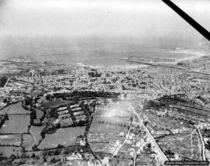 Vue aérienne de la ville de Cherbourg. Photo : US National Archives