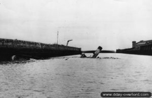 Une épave dans le chenal de Cherbourg devant l’avant-port. Photo : US National Archives