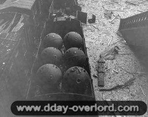 3 juillet 1944 : des mines sous-marines allemandes à la gare maritime de Cherbourg. Photo : US National Archives