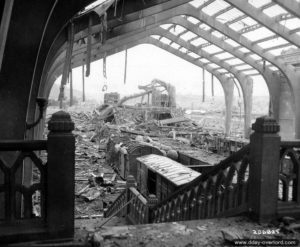 Le hall de la gare maritime en ruines à Cherbourg. Photo : US National Archives