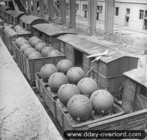 3 juillet 1944 : des mines sous-marines allemandes à la gare maritime de Cherbourg. Photo : US National Archives