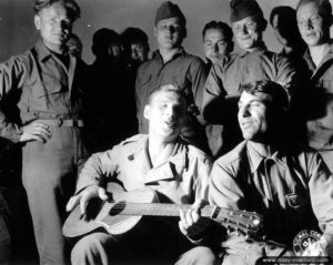 8 août 1944 : un groupe de soviétiques appartenant à la brigade Bounyatchenko fête sa libération à Cherbourg. Photo : US National Archives