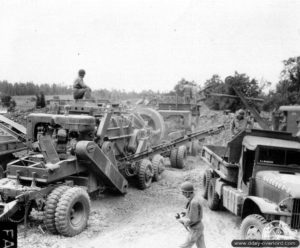 Un concasseur de pierres utilisé par les Américains pour aider à reconstruire la commune. Photo : US National Archives