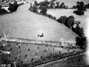 L’ombre d’un avion Stinson Sentinel dans lequel se trouve le photographe au-dessus du secteur de Coutances. Photo : US National Archives