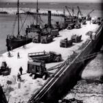 Photos of Port-en-Bessin in 1944 31 Ravitaillement en carburant par les pipelines installés le long du quai du port de Port-en-Bessin. Photo : IWM