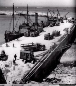 Ravitaillement en carburant par les pipelines installés le long du quai du port de Port-en-Bessin. Photo : IWM