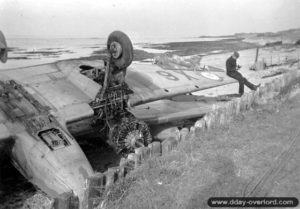 En 1941, un soldat allemand à l’extrémité de l’aérodrome de Querqueville où l’occupant a stocké les épaves d’appareils Potez 631. Photo : Bundesarchiv