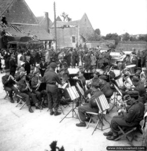 14 juillet 1944 : la fanfare de la 2ème division d'infanterie canadienne pendant la cérémonie à Rots. Photo : US National Archives