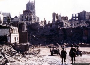 Août 1944 : les ruines de la haute-ville de Saint-Lô. Photo : US National Archives