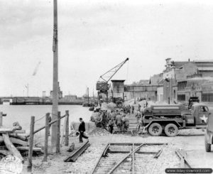 7 juillet 1944 : des sapeurs effectuent des travaux pour la voie ferrée du quai Alexandre III à Cherbourg. Photo : US National Archives