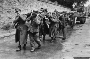 Les prisonniers allemands évacuent leurs blessés hors de Cherbourg. Photo : US National Archives