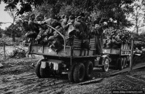 Des prisonniers allemands sont transportés vers un camp dans le secteur de Cherbourg. Photo : US National Archives