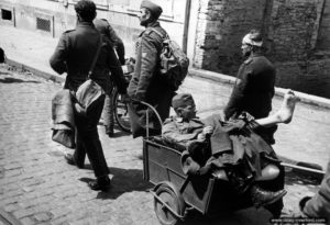 27 juin 1944 : des prisonniers allemands évacuent leurs blessés hors de Cherbourg. Photo : US National Archives