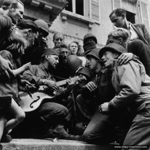 28 juin 1944 : des soldats américains fraternisent avec la population normande à l’occasion de la libération à Cherbourg. Photo : US National Archives