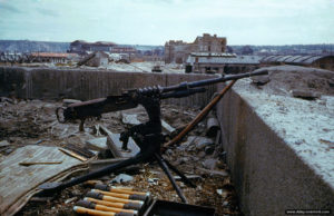 Une position allemande comprenant plusieurs grenades type Stielhandgranate 24 et une mitrailleuse française Hotchkiss à Cherbourg. Photo : US National Archives