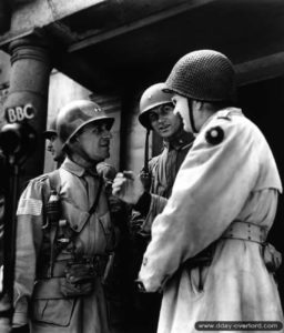 26 juin 1944 à Cherbourg : à gauche le Major General Matthew B. Ridgway (commandant la 82nd Airborne Division), au centre le Brigadier General James M. Gavin (adjoint du général Ridway) et le Major General Manton S. Eddy, commandant de la 9ème division d’infanterie. Photo : Robert Capa.
