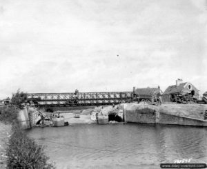 Un pont Bailey mis en place par les Américains sur la Taute à Carentan. Photo : US National Archives