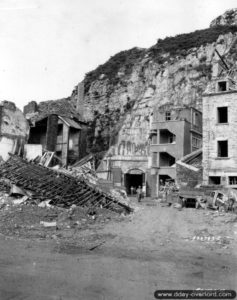 26 juin 1944 : vers 14h00, la garnison du fort du Roule se rend aux Américains à Cherbourg. Photo : US National Archives